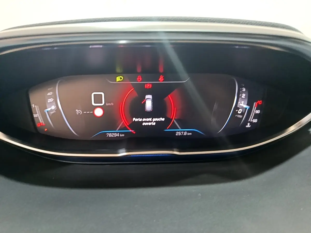Affichage numérique du tableau de bord Peugeot 3008 noir, indiquant porte avant gauche ouverte et compteurs km/h et température.