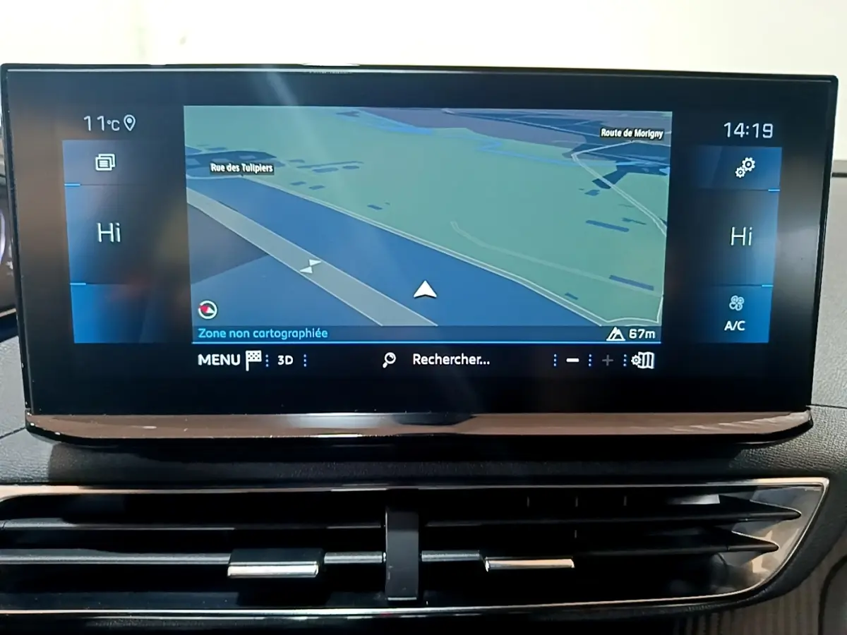 Écran tactile central du tableau de bord du Peugeot 3008 noir, affichant la navigation GPS en vue frontale.