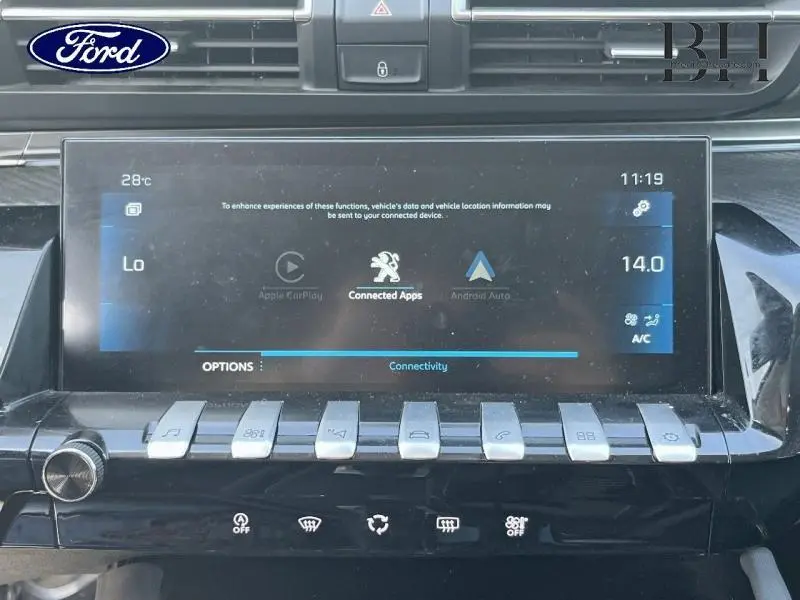 Écran tactile central avec interface connectée et commandes piano noires sur tableau de bord Peugeot 508 SW gris Artense.