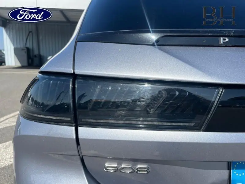 Gros plan sur le feu arrière gauche gris Artense métallisé d'une Peugeot 508 SW de 2021 avec logo et badge 508 visibles.