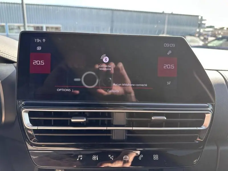 Écran tactile central du tableau de bord du Citroën C5 Aircross 2025 gris Platinium, affichant la connexion Bluetooth et la climatisation.