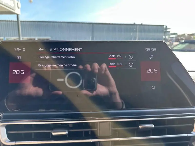 Écran tactile central du tableau de bord du Citroën C5 Aircross 2025 affichant les réglages de stationnement.