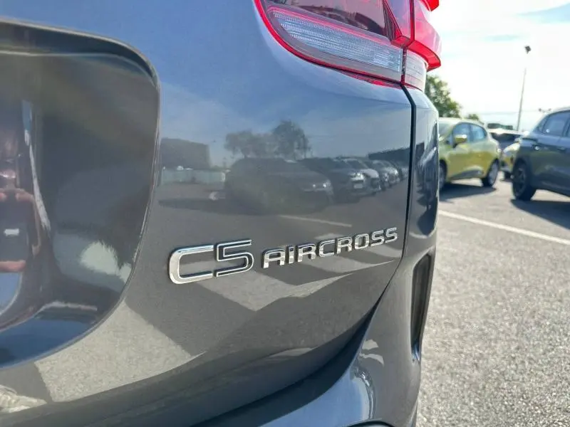 Gros plan sur l'arrière droit gris platinium du Citroën C5 Aircross 2025, mettant en valeur le logo du modèle.