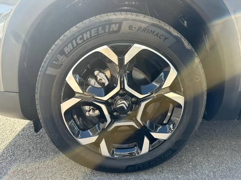 Gros plan sur la jante noire et argentée avec logo Citroën du Citroën C5 Aircross Gris Platinium 2025, pneu Michelin e-Primacy.