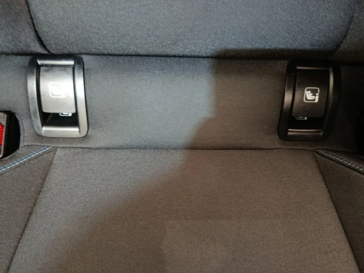 Détail des fixations Isofix sur la banquette arrière en tissu gris du LINK & CO 01 hybride rechargeable.