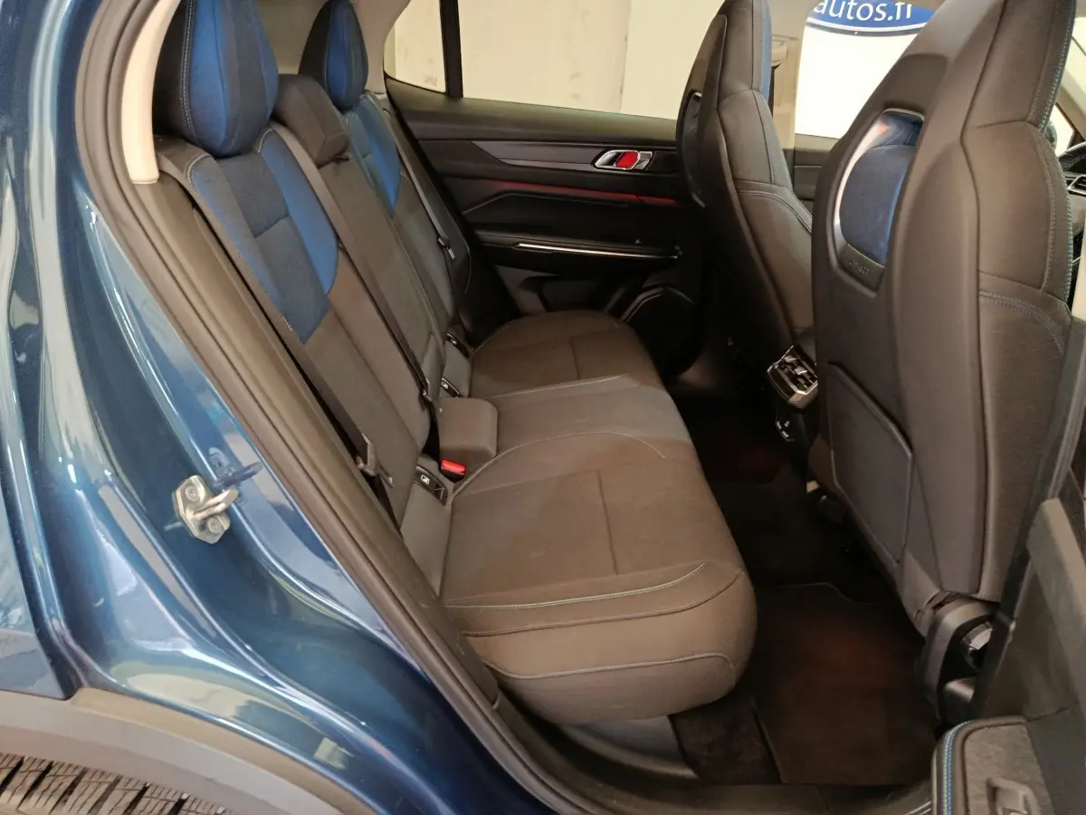 Vue intérieure côté gauche des sièges arrière bleu et noir du SUV hybride rechargeable LINK & CO 01 2022.