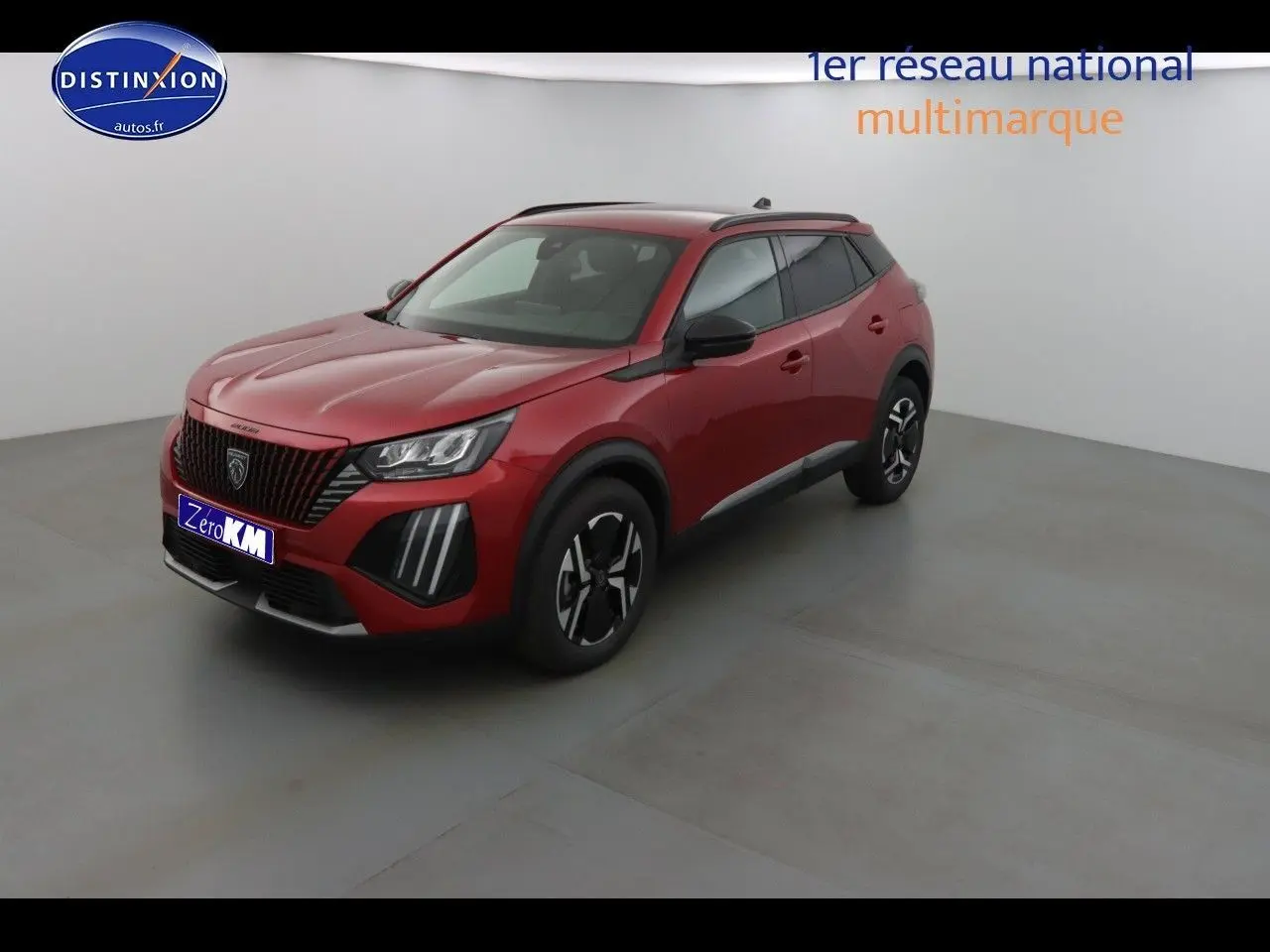 Peugeot 2008 rouge Elixir métal vue 3/4 avant droit dans un studio lumineux, avec jantes bicolores et calandre noire.