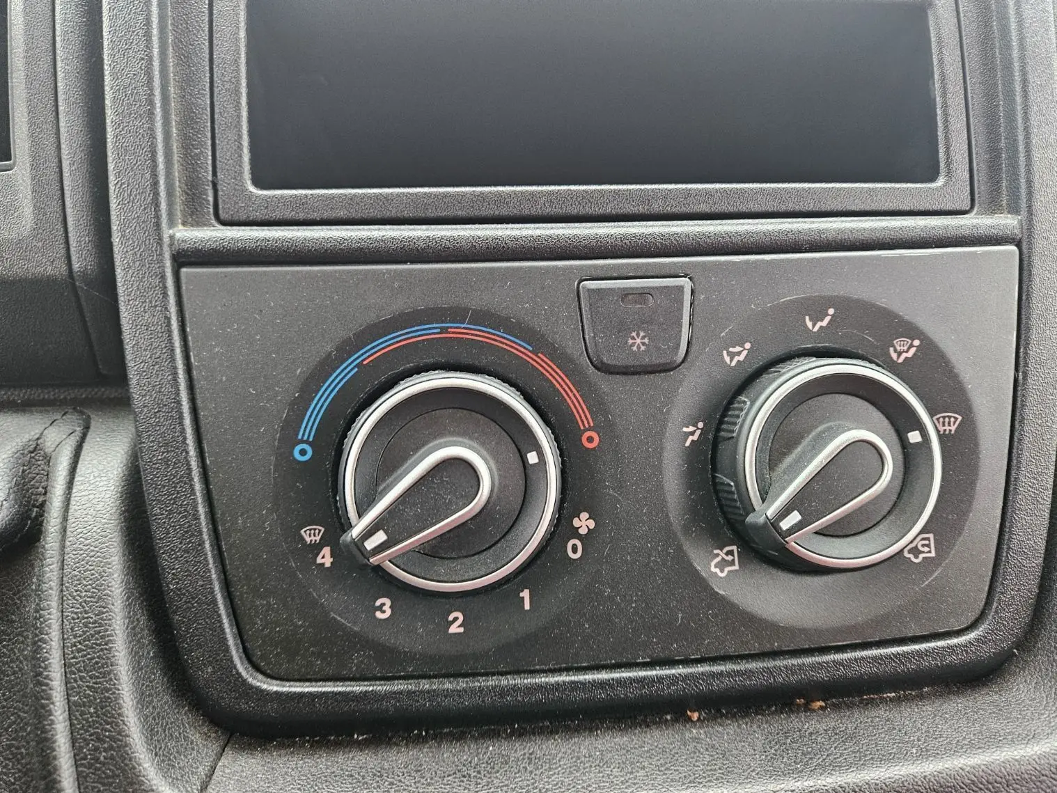 Tableau de bord du Fiat Ducato Combi 2014 montrant les commandes de climatisation avec réglages manuels.