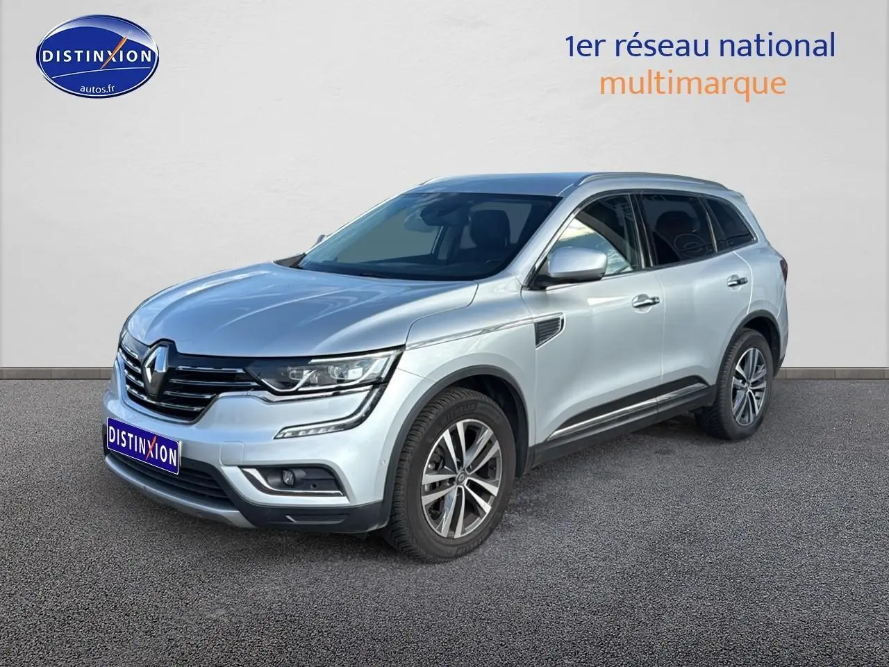Renault Koleos gris 3/4 avant droit avec jantes alliage et calandre chromée sur fond neutre