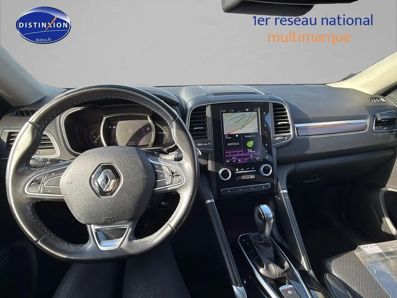 Intérieur Renault Koleos 2017 vu de face, volant cuir noir et écran tactile central avec navigation affichée.