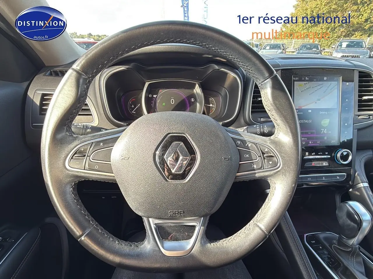 Volant cuir multifonction Renault Koleos 2017 vu de face, avec tableau de bord numérique et écran tactile central.