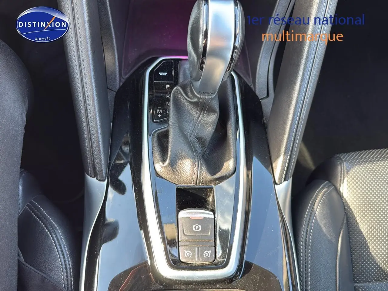 Gros plan sur la console centrale avec levier de vitesses automatique cuir du Renault Koleos gris 2017.