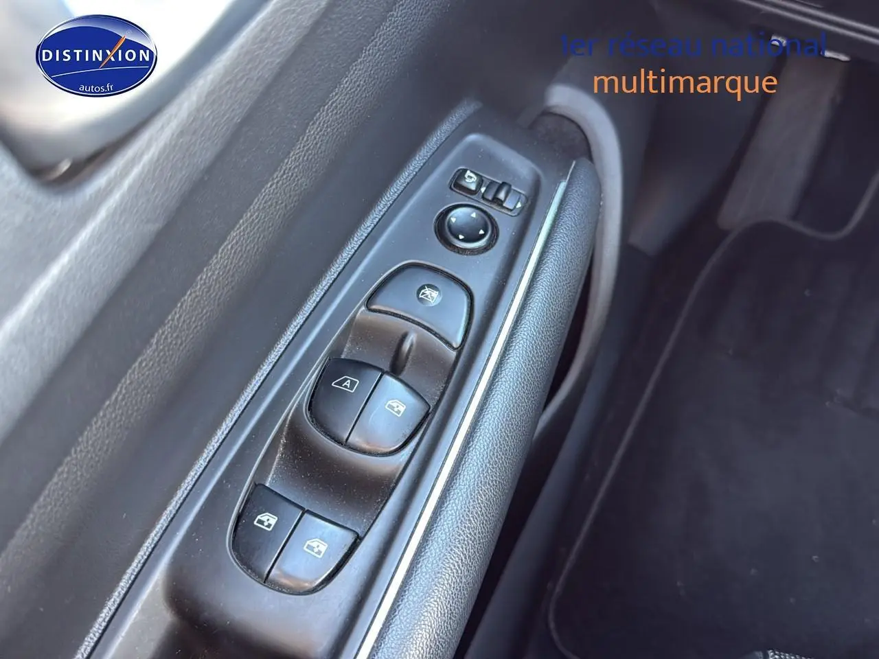 Commande des vitres électriques côté gauche en plastique noir dans l'habitacle du Renault Koleos gris 2017.