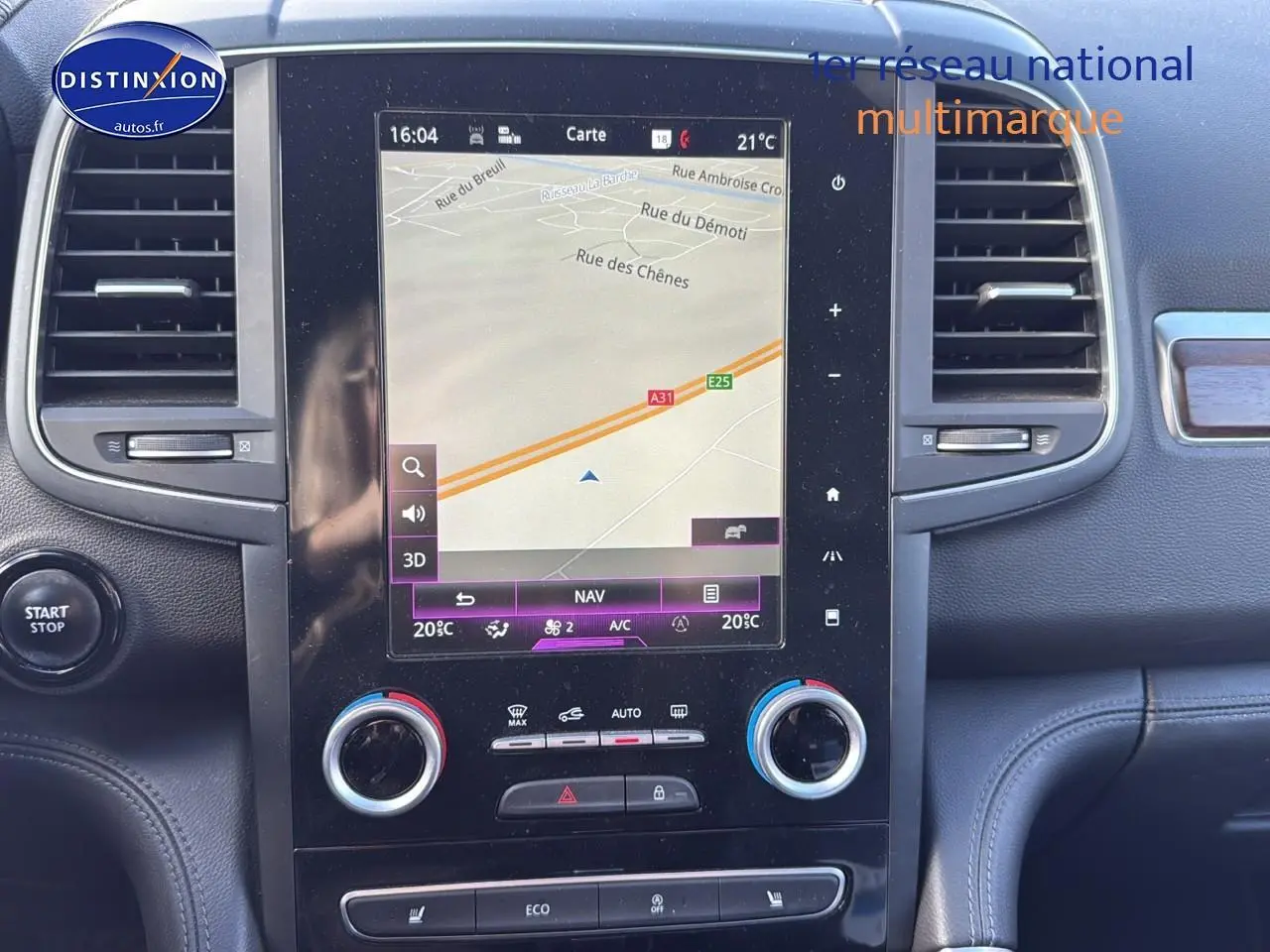Tableau de bord du Renault Koleos gris de 2017 avec écran tactile de navigation et commandes climatisation visibles