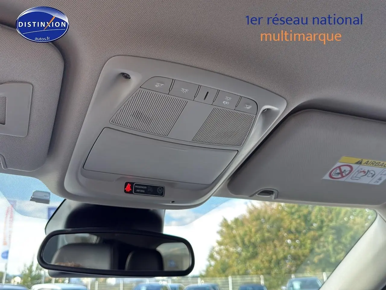 Plafonnier et rétroviseur intérieur du Renault Koleos 2017, vue depuis l'avant côté conducteur.