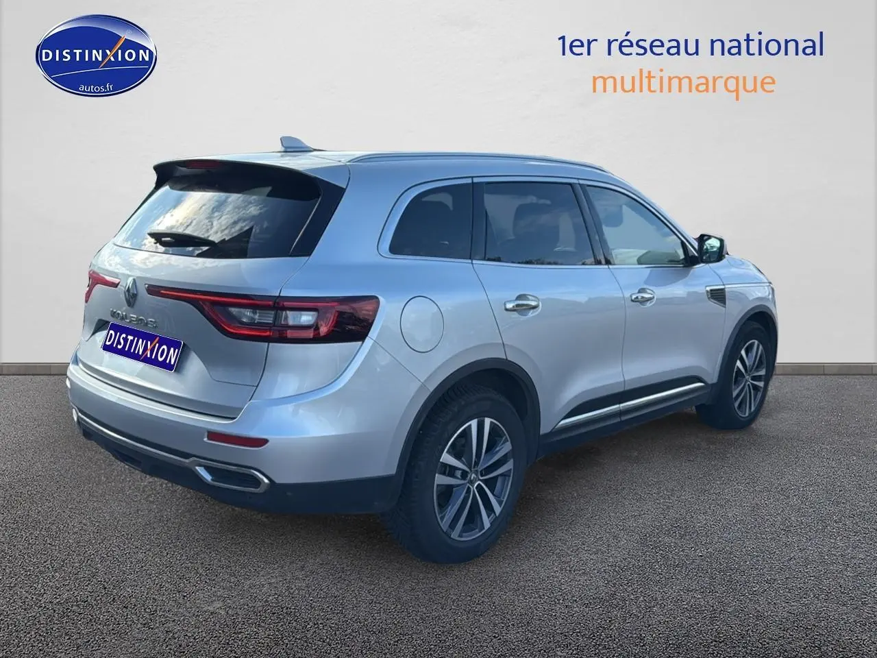 Renault Koleos gris vu de trois quarts arrière droit, avec feux arrière LED et jantes alliage visibles.