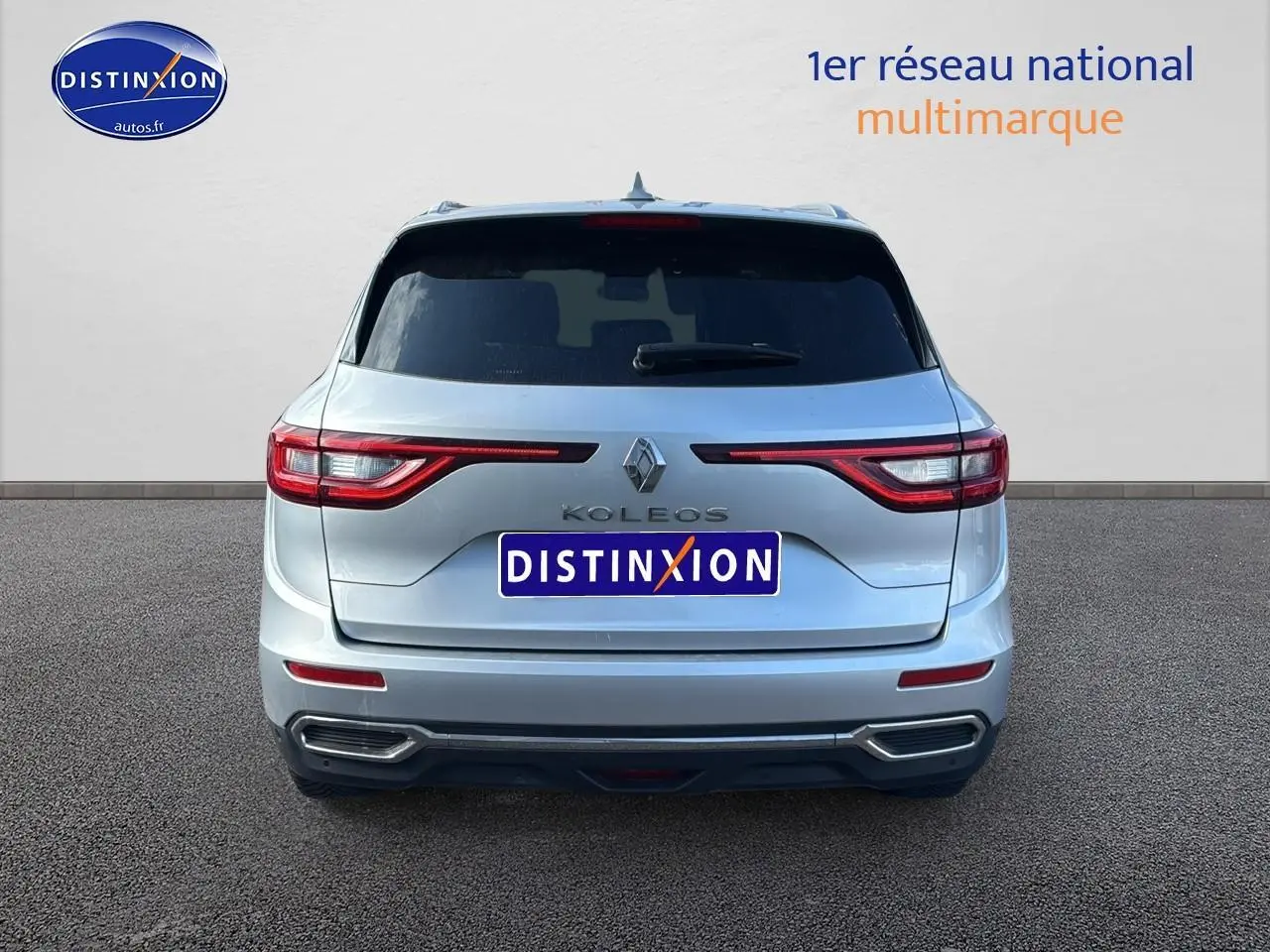 Vue arrière d'un Renault Koleos gris avec feux LED et double sortie d'échappement intégrée au pare-chocs.
