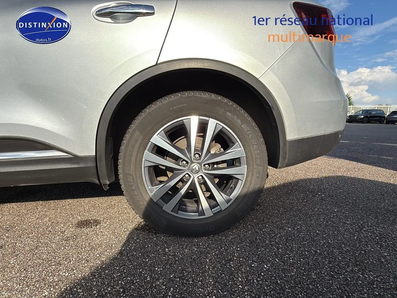 Gros plan sur la roue arrière droite gris métallisé du Renault Koleos 2017 avec jante alu et logo Renault au centre.