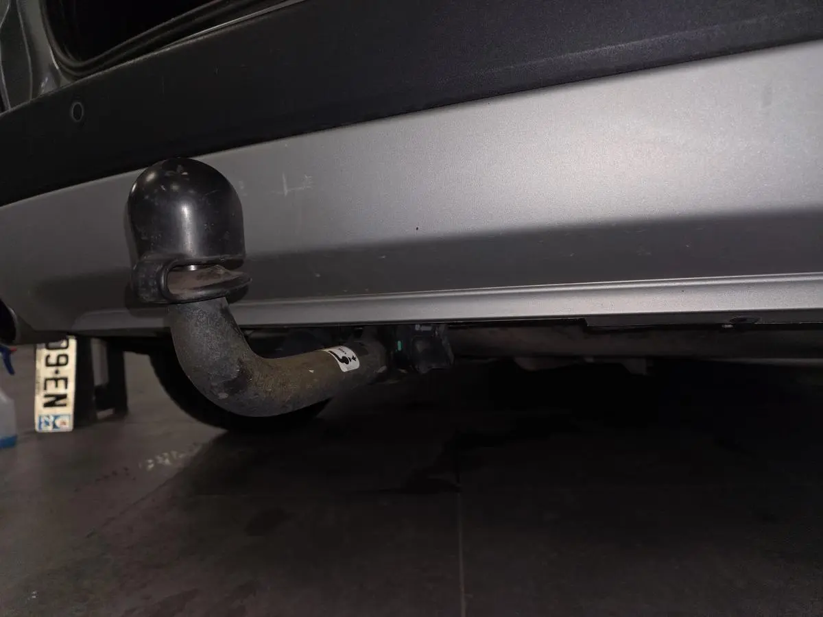 Gros plan sur le crochet d'attelage amovible sous le pare-chocs arrière gris du Ford Kuga 2021.