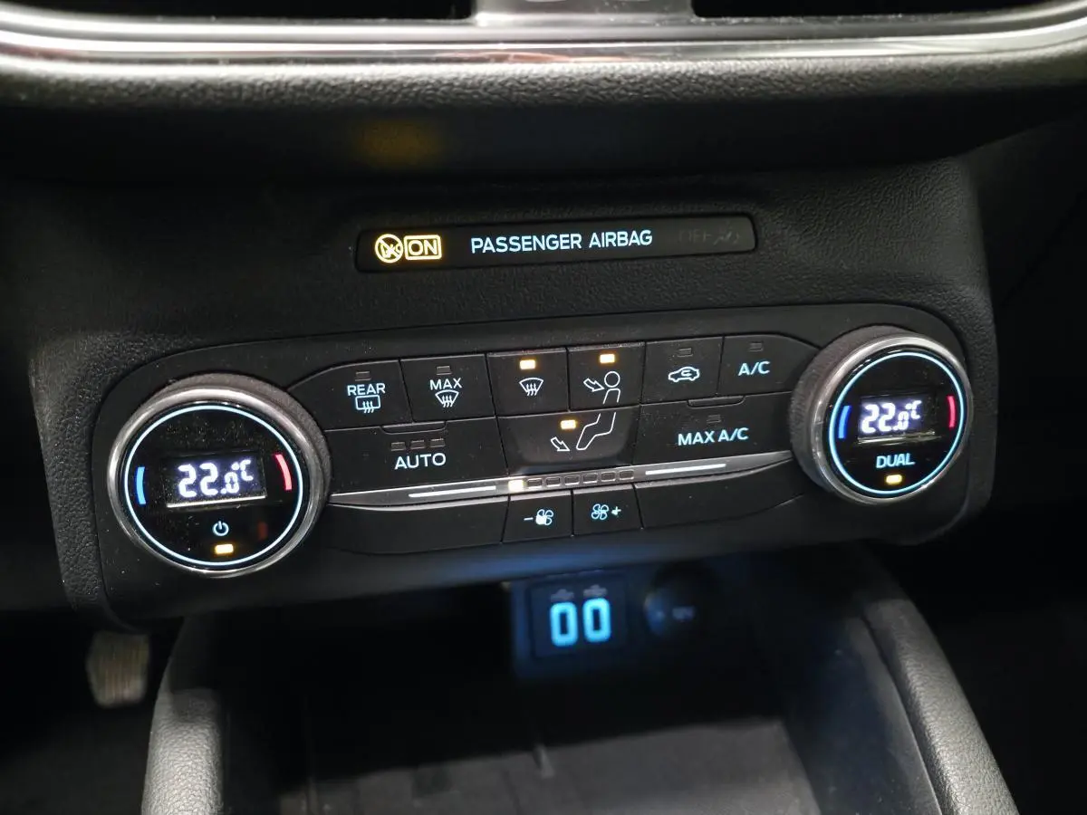 Panneau de climatisation automatique bi-zone affichant 22°C dans un Ford Kuga gris 2021, avec indicateur airbag passager allumé.