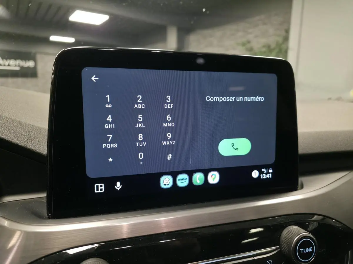 Écran tactile central du Ford Kuga 2021 affichant un clavier pour composer un numéro, intérieur gris.
