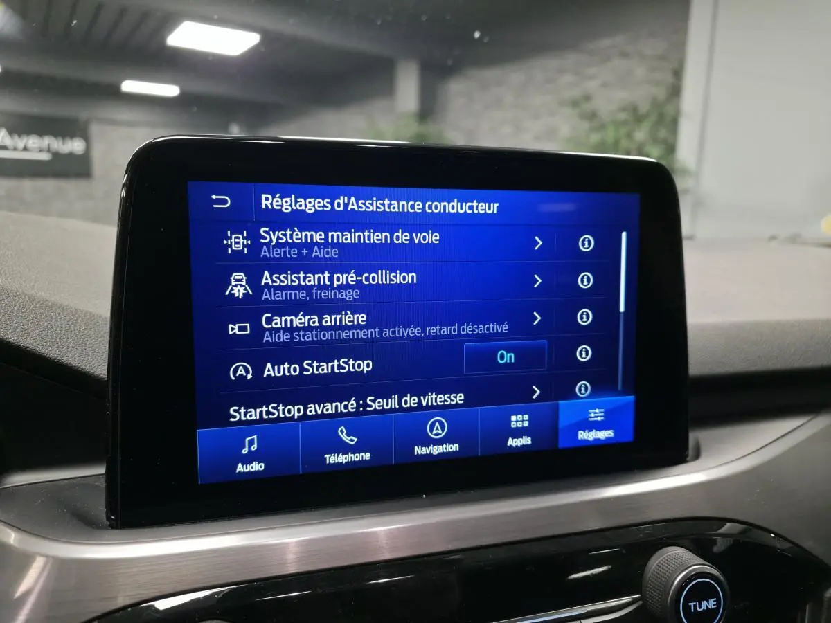Écran tactile central du Ford Kuga 2021 affichant les réglages d'assistance conducteur en intérieur.