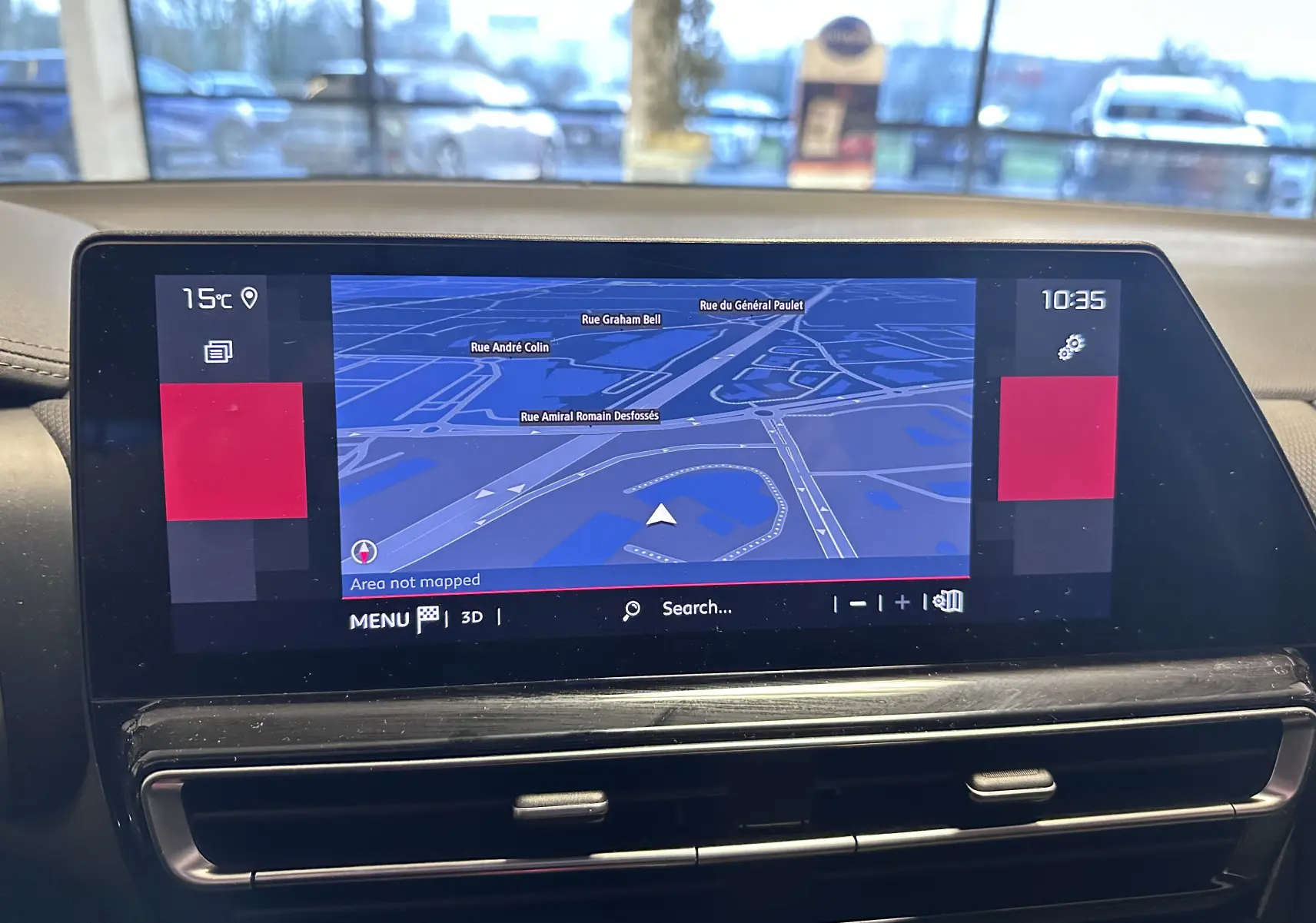 Écran tactile central du tableau de bord du Citroën C5 Aircross hybride 2025 affichant la navigation GPS en intérieur.