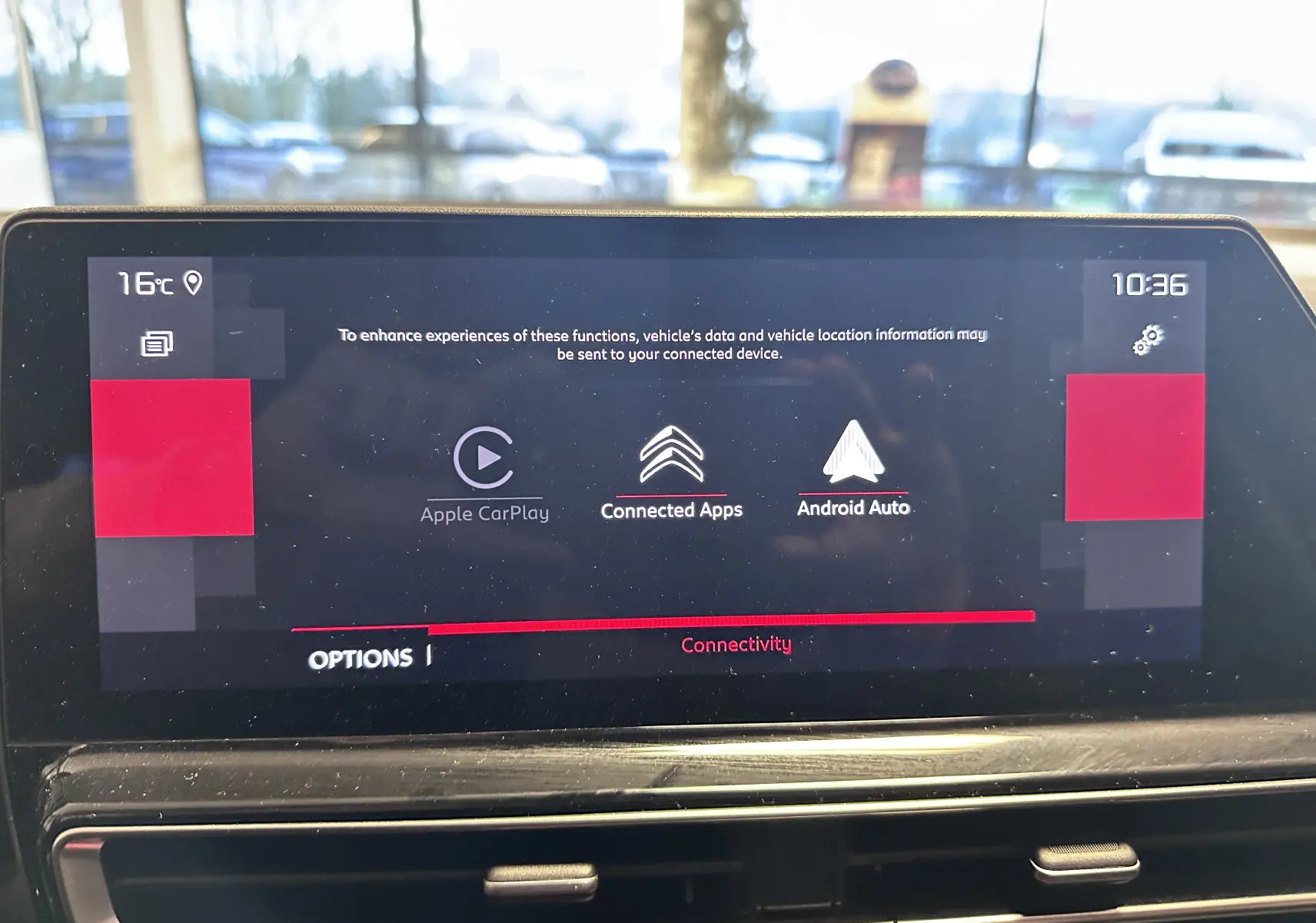 Écran tactile central du Citroën C5 Aircross noir 2025 affichant Apple CarPlay et Android Auto en intérieur lumineux.