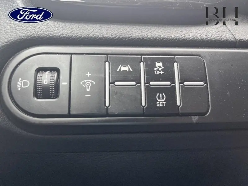 Panneau de commandes noires avec réglage des phares, aide au maintien de trajectoire et contrôle de stabilité, intérieur KIA CEE'D.