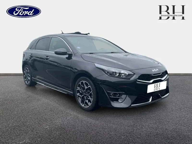 KIA CEE'D noir Basalte métallisé en vue 3/4 avant droit, avec jantes alu et feux LED distinctifs.