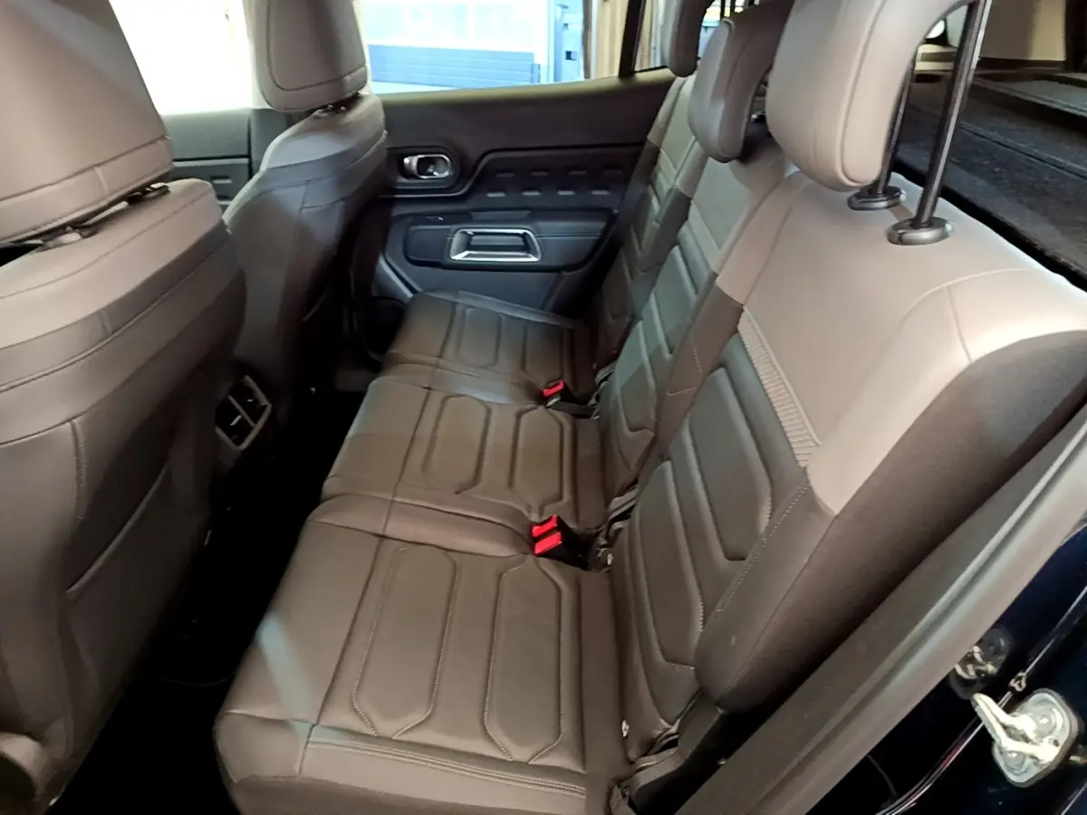 Vue intérieure côté droit des sièges arrière en cuir marron du Citroën C5 Aircross 2023, avec appuie-têtes réglables.