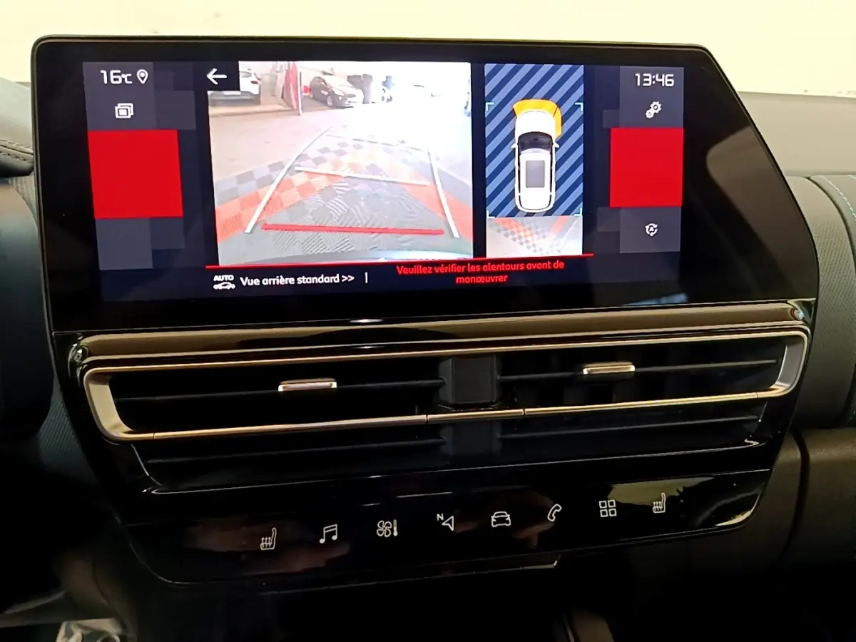 Écran tactile central affichant la caméra de recul et l’aide au stationnement du Citroën C5 Aircross 2023, intérieur noir.