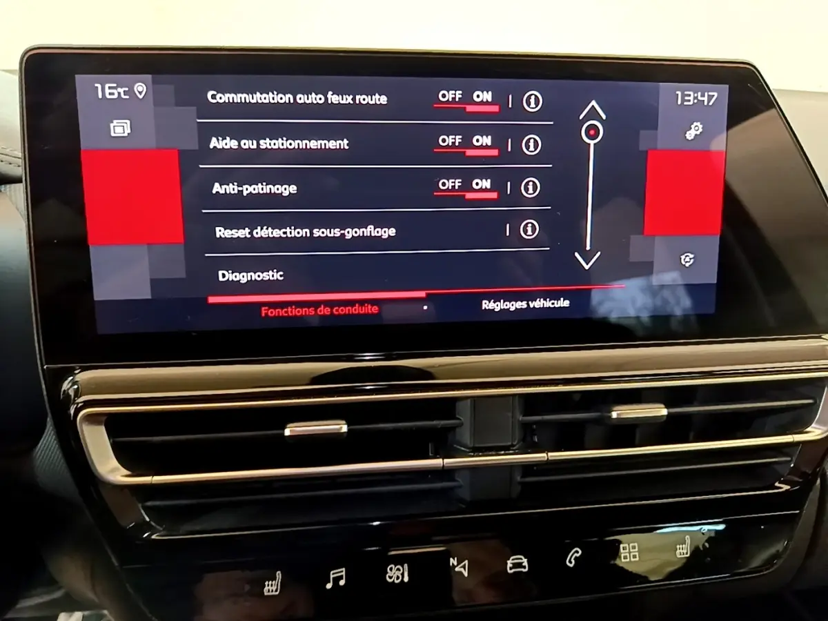 Vue rapprochée de l'écran tactile central et des commandes de ventilation noires du tableau de bord du Citroën C5 Aircross 2023.