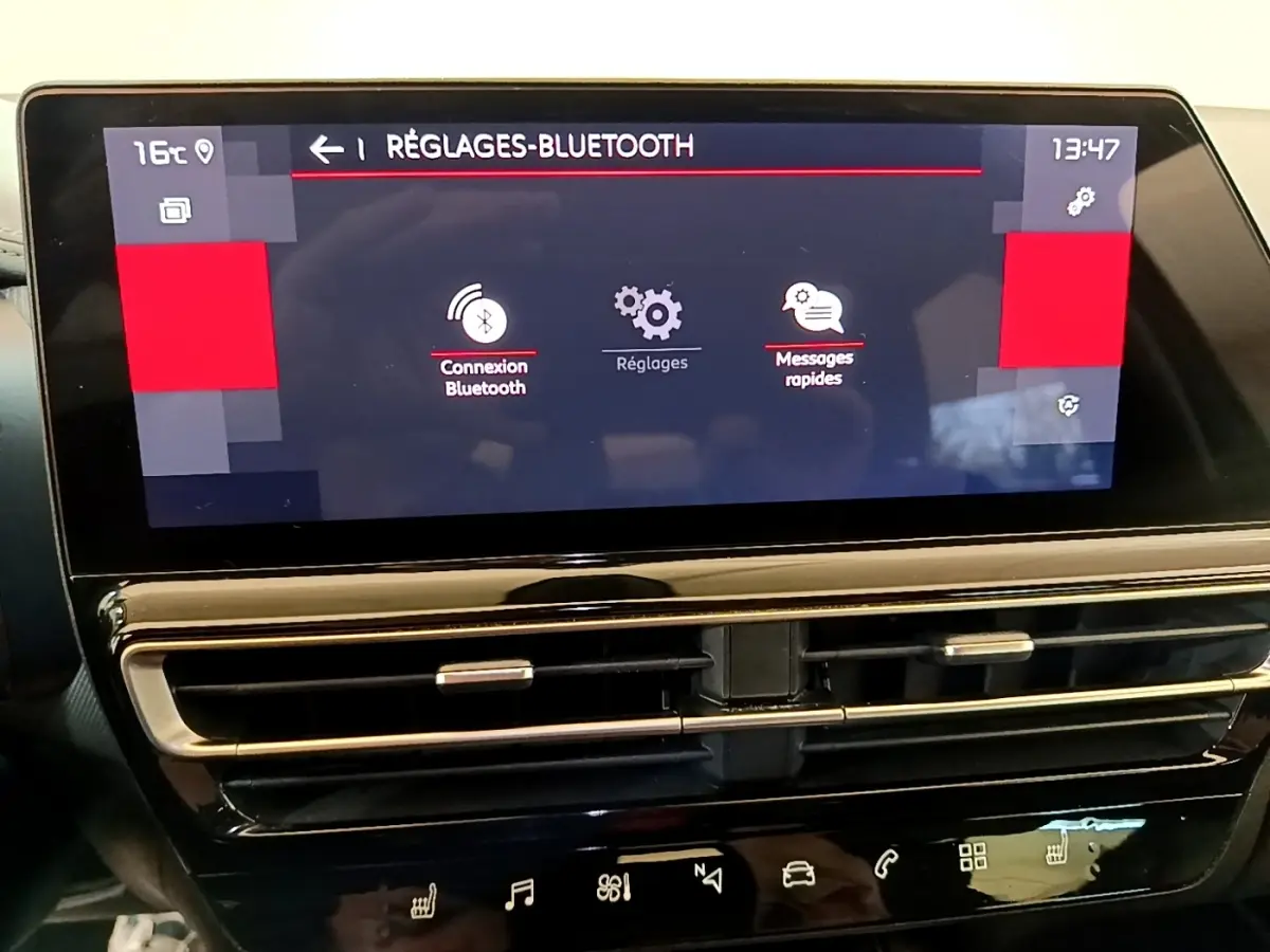 Écran tactile central affichant les réglages Bluetooth dans l’habitacle noir du Citroën C5 Aircross 2023.