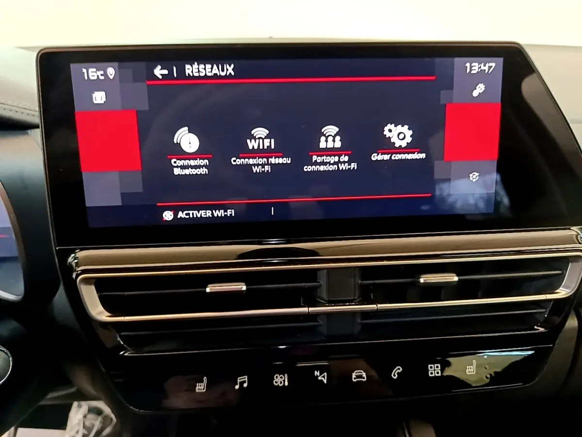 Écran tactile central affichant les options Wi-Fi dans l’habitacle du Citroën C5 Aircross 2023, vue de face.