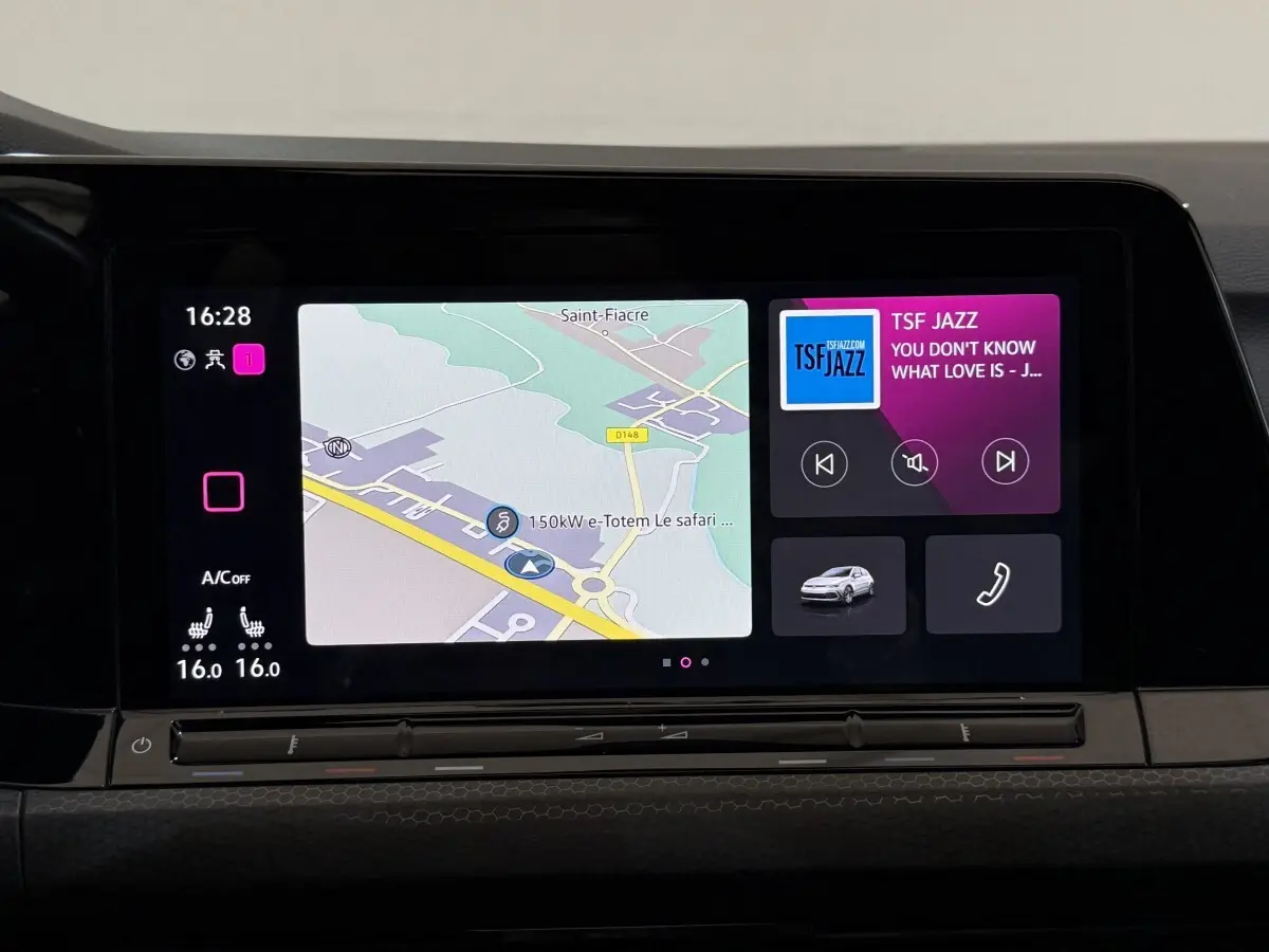 Écran tactile central de la Volkswagen Golf GTI Clubsport 2022 affichant navigation et interface multimédia.