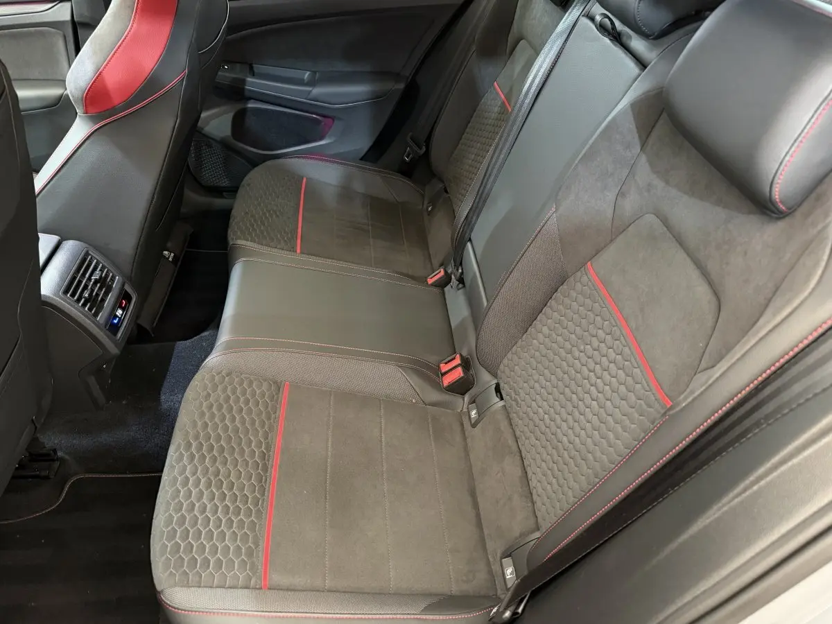 Vue intérieure côté droit des sièges arrière en tissu gris foncé avec surpiqûres rouges de la Volkswagen Golf GTI Clubsport 2022.