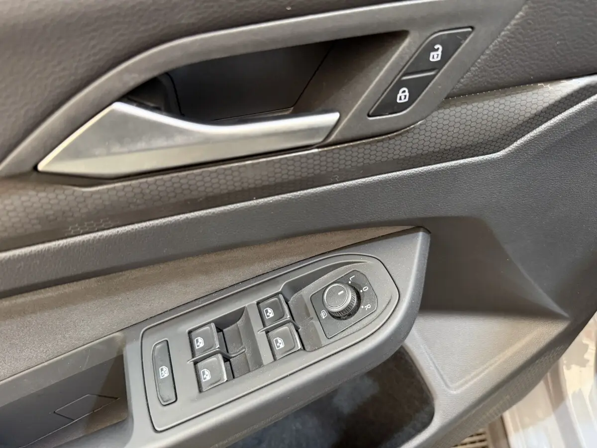 Détail des commandes de porte côté conducteur de la Volkswagen Golf GTI Clubsport 2022 gris foncé.