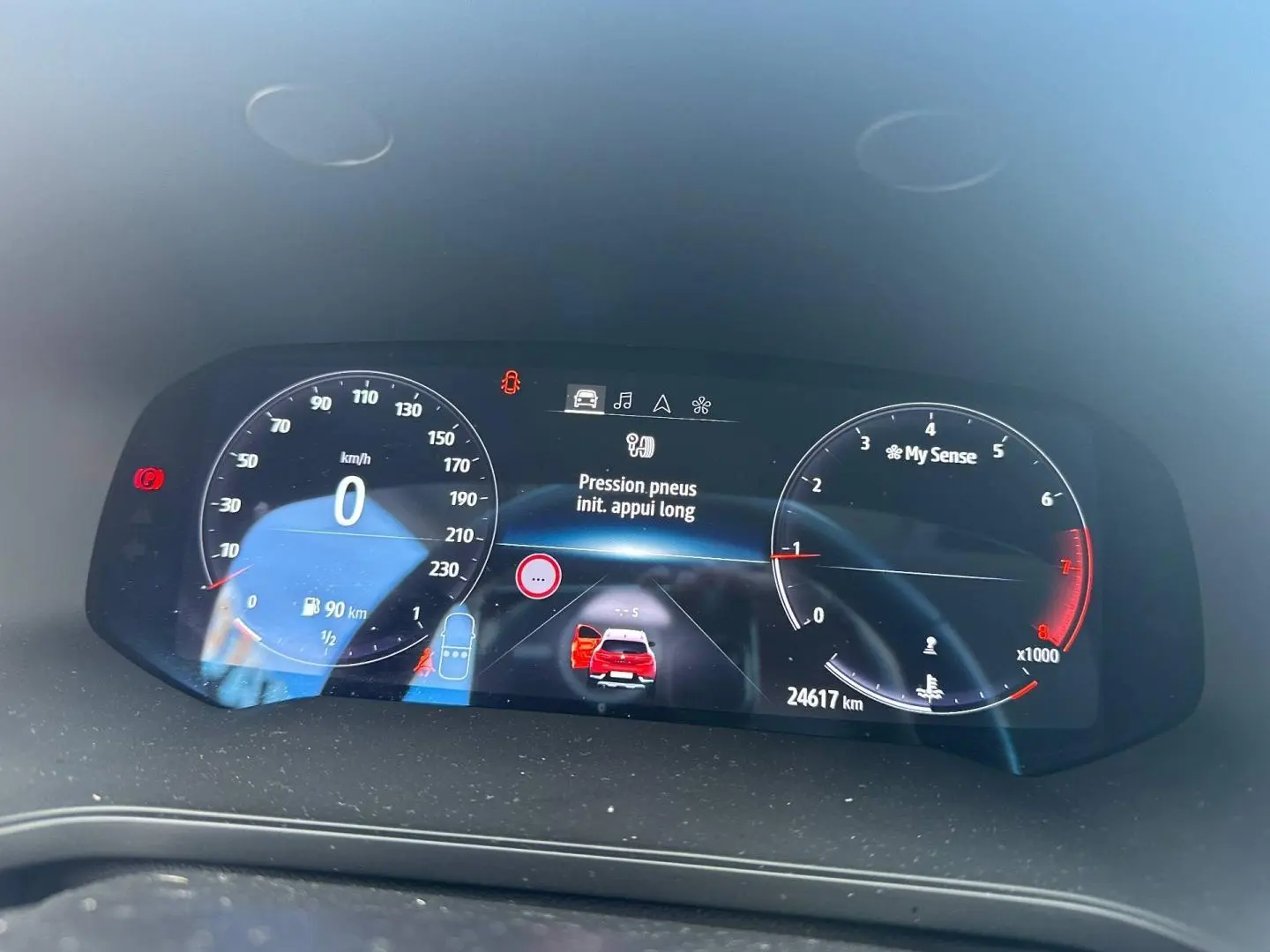 Tableau de bord numérique du Renault Captur 2024 affichant la vitesse, régime moteur et alertes de pression pneus.