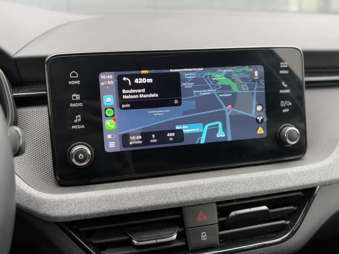 Écran tactile central avec navigation active dans l'habitacle d'une Skoda Scala 2024 blanc Candy.
