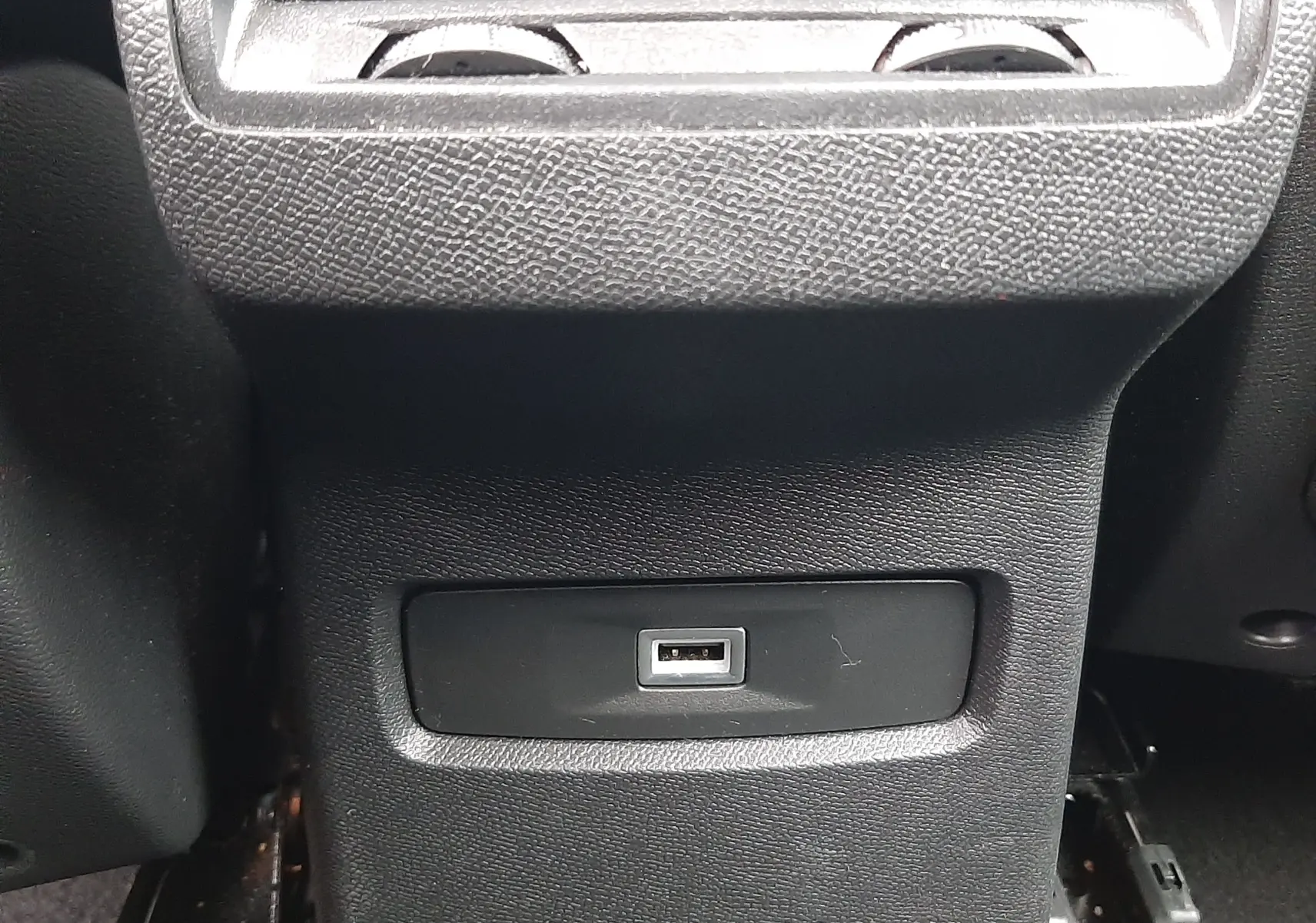 Prise USB arrière sous les aérateurs, intérieur noir du Citroën C4 Hybrid 136 e-DSC6 Plus 2024.