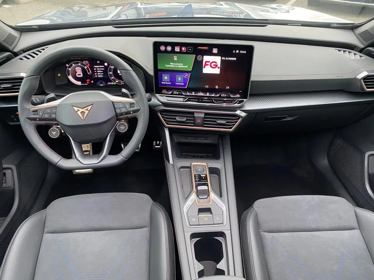 Intérieur avant du CUPRA Formentor 2025 avec tableau de bord numérique et volant cuir perforé noir.