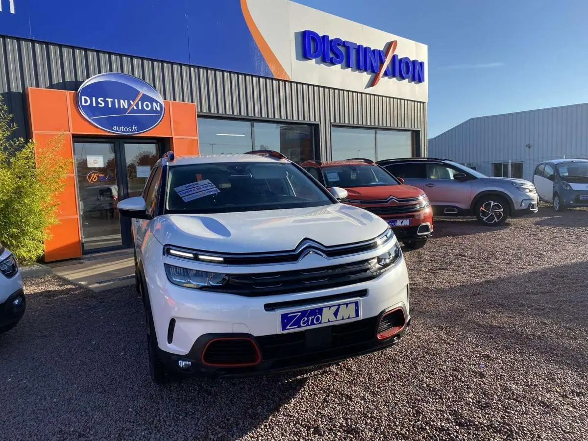 Citroën C5 Aircross blanc vue de face avec inserts Deep Red Anodisé sur bouclier et barres de toit bi-ton.