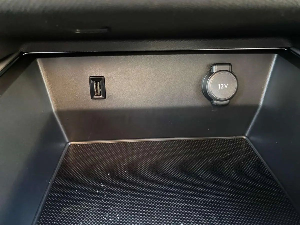 Espace de rangement intérieur avec prise USB et prise 12V du Citroën C5 Aircross blanc 2021 Shine.