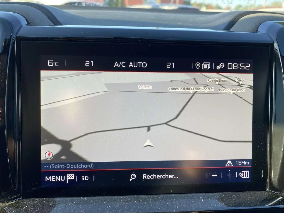Écran tactile du système de navigation du Citroën C5 Aircross blanc, affichant une carte en mode 3D.