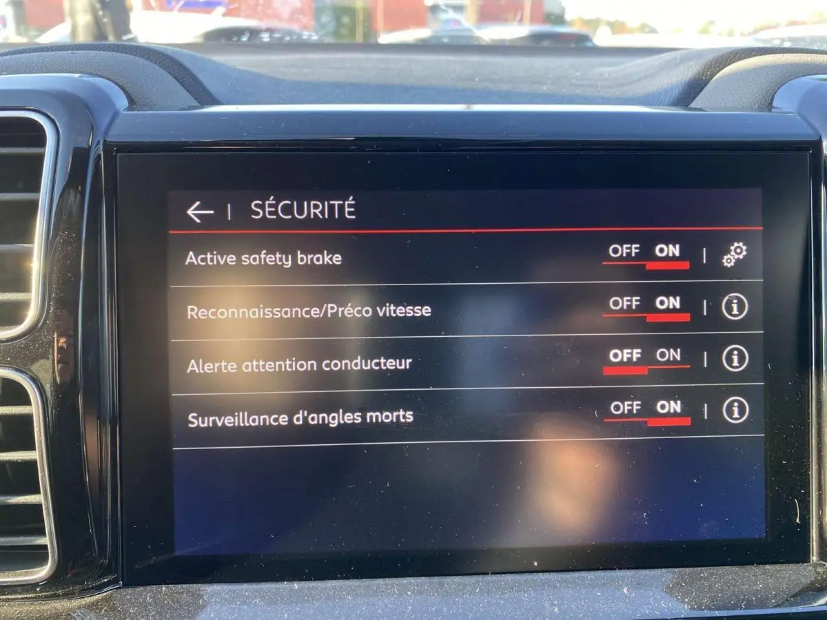 Écran tactile du système de sécurité du Citroën C5 Aircross 2021 montrant les options activées en mode nuit.