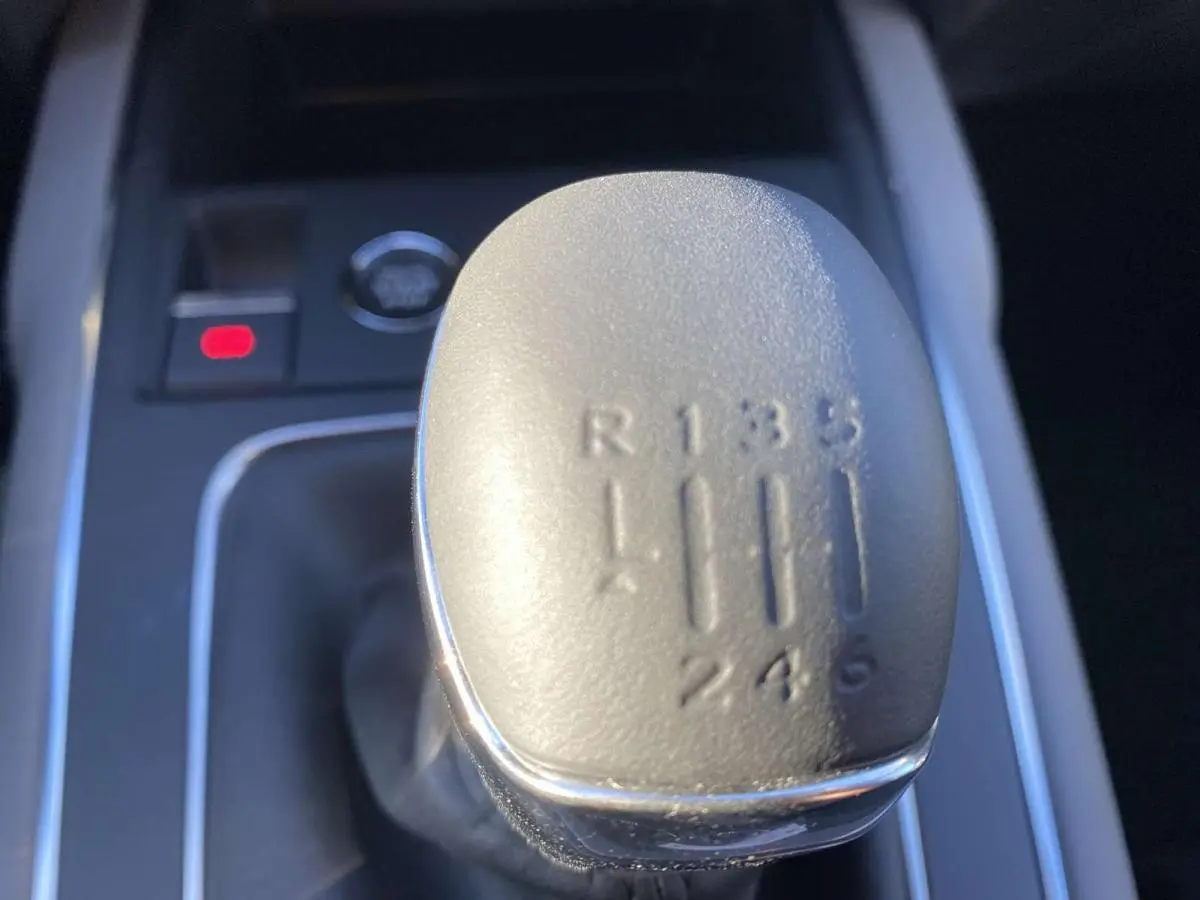Le levier de vitesses manuel gris clair du Citroën C5 Aircross 2021, avec marquages des rapports visibles.