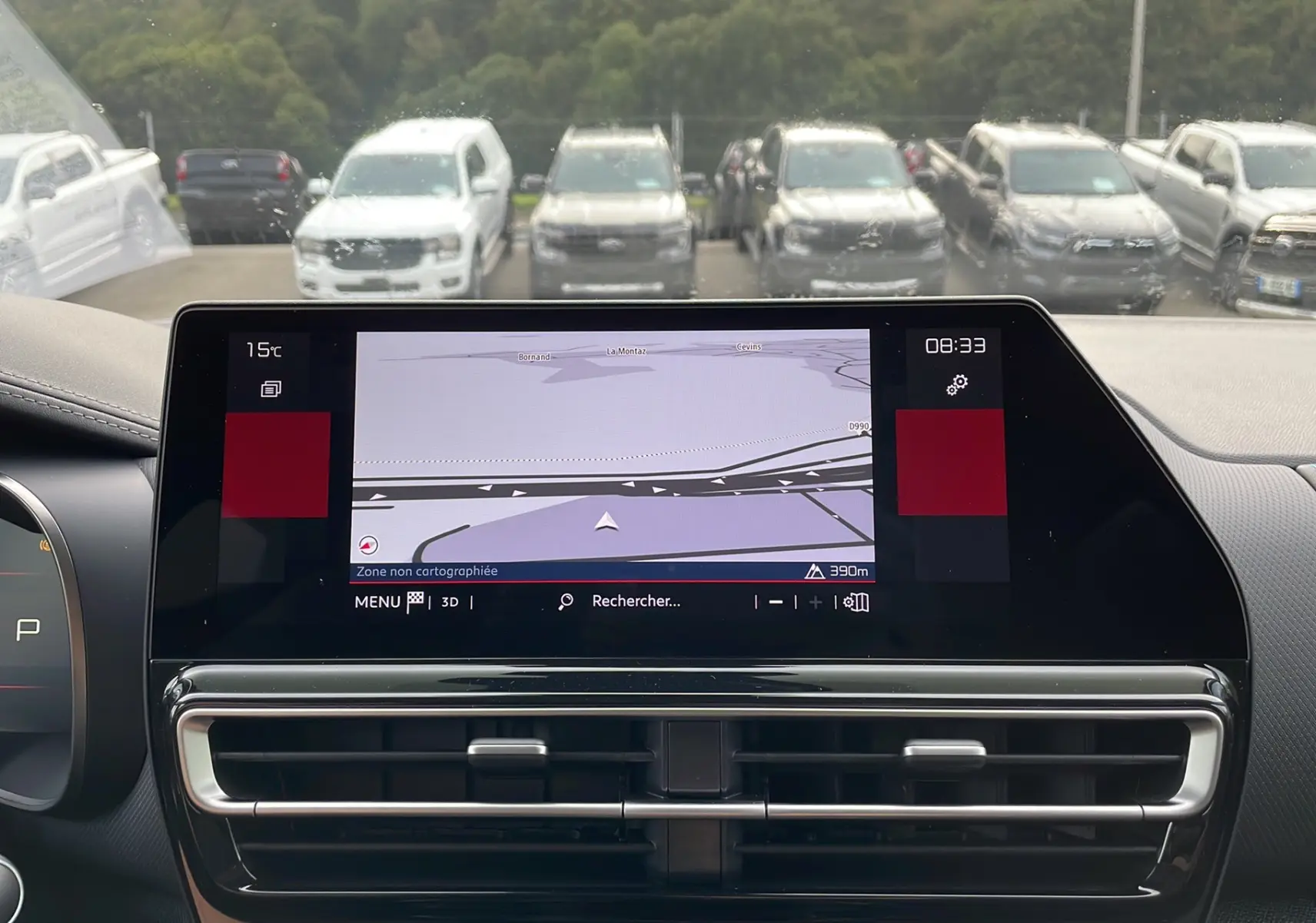 Vue intérieure du tableau de bord du Citroën C5 Aircross Hybrid 2025 avec écran tactile de navigation et aérateurs noirs.