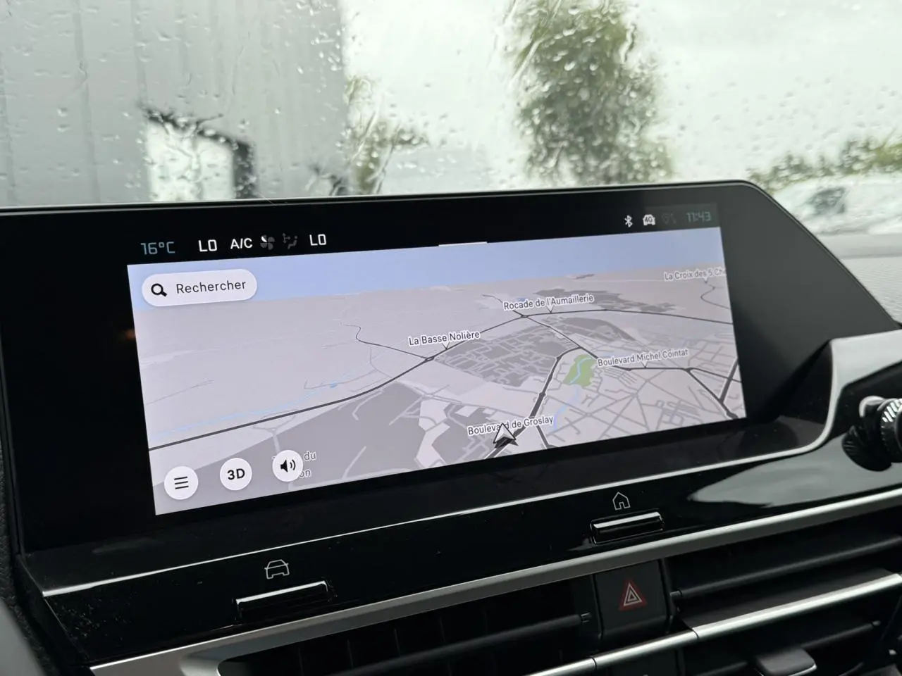 Écran tactile central affichant la navigation 3D dans l'habitacle d'une Citroën C4 hybride blanche, vue de face.
