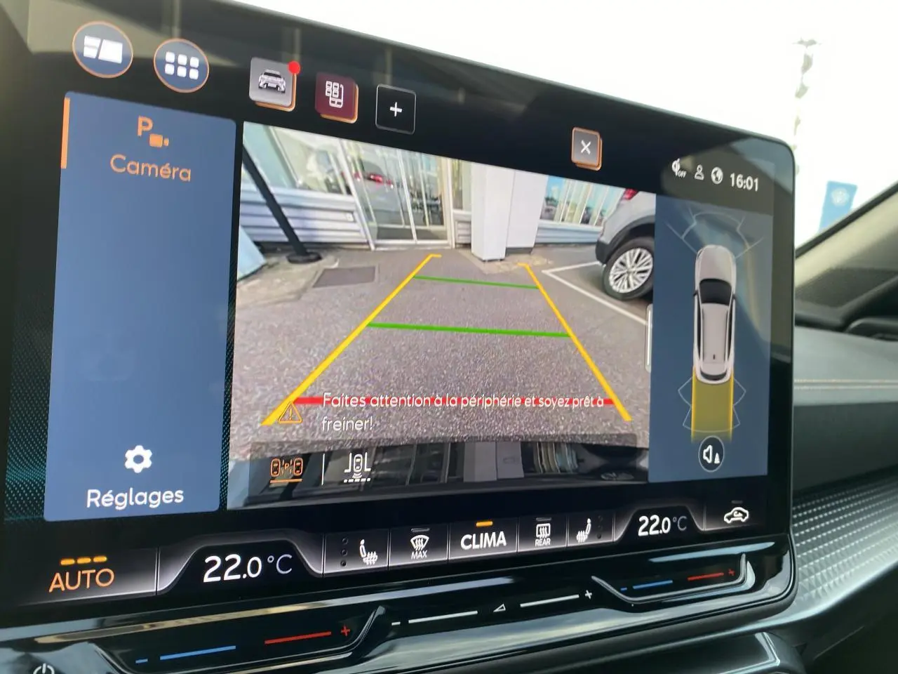 Écran central affichant la caméra de recul et l'aide au stationnement du CUPRA Formentor noir, vue intérieure.